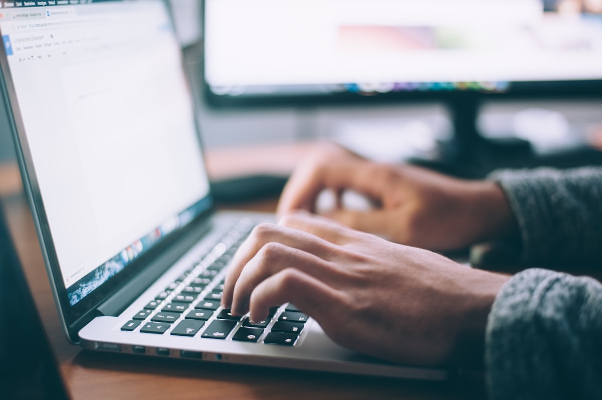 Usuario buscando en Google con inteligencia artificial